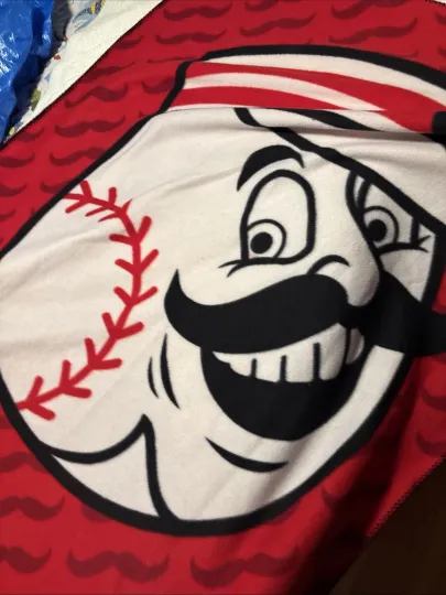 Discover Cincinnati Reds fleece blanket