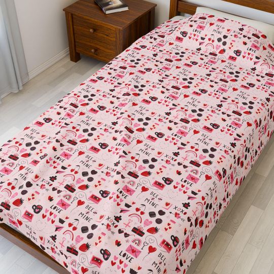 Discover Valentine Pattern Velveteen Plush Blanket with Hearts and Love Icons