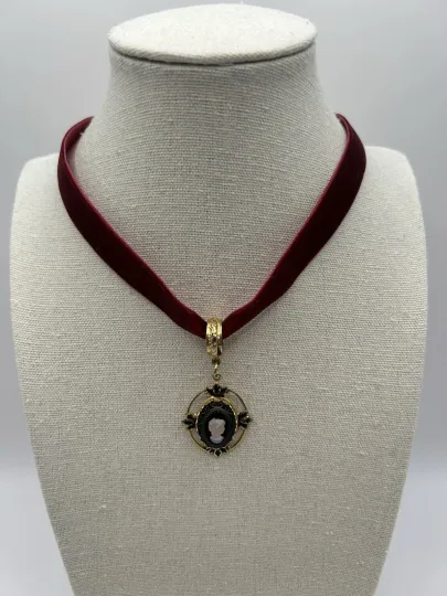 Discover Vintage Style Cameo Choker Necklace Burgundy Velvet Gold Tone Pendant Red Lady