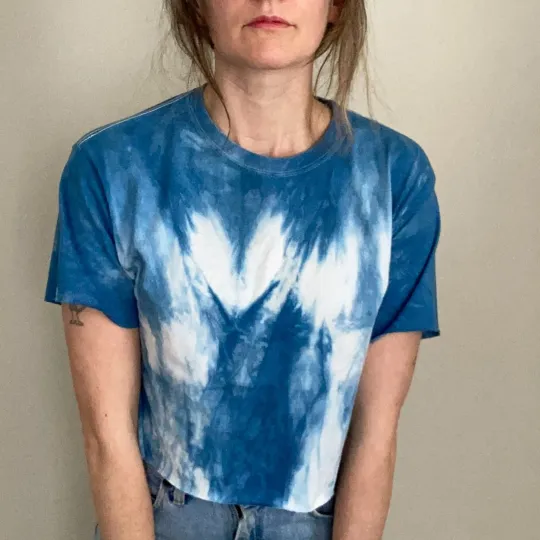 Discover Hand dyed indigo cropped tshirt - size medium