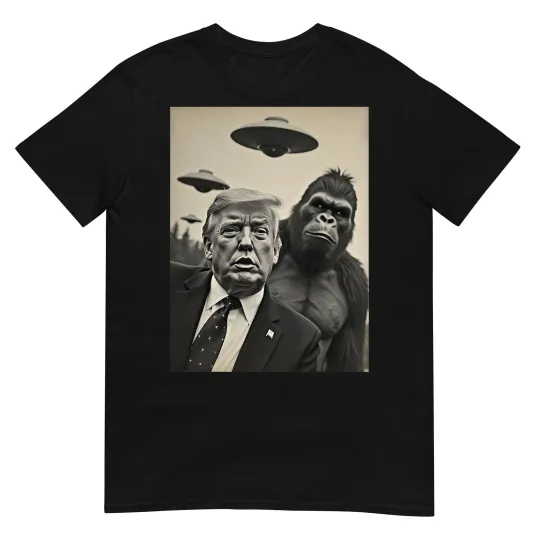 Discover Funny trump bigfoot Selfie with UFOs Weird Alien T-Shirt