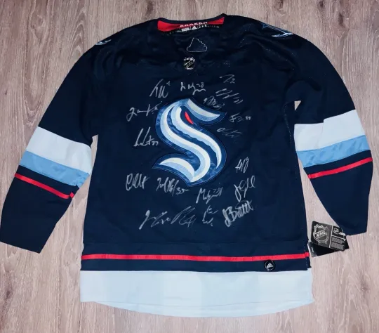 Discover 2025-2026 SEATTLE KRAKEN TEAM SIGNED AUTOGRAPHED XL JERSEY MCCANN +PROOF RARE!