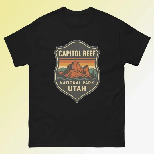 Discover Capitol Reef National Park – Utah Retro Badge D3 - Unisex T-Shirt