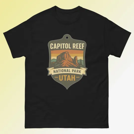 Discover Capitol Reef National Park – Utah Retro Badge D2 - Unisex T-Shirt