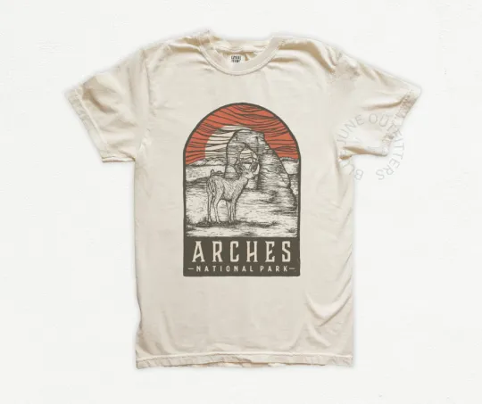 Discover Arches National Park | Tee