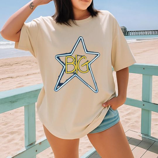 Discover Retro 70s Lightning Star T-Shirt  Vintage Rock Vibe Graphic Tee  Unisex Music-Inspired Shirt