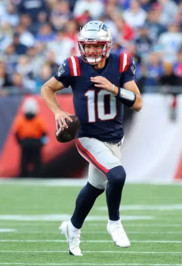 Discover Drake Maye #10 New England Patriots football 13"x19" Poster Gloss Print 19