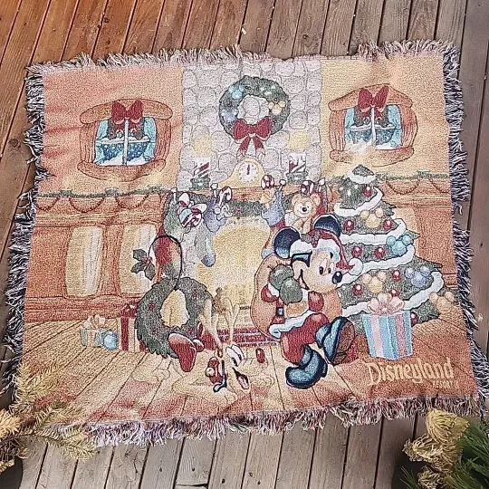 Discover Disney Micky Mouse Christmas Resort Tapestry Woven Blanket Limited Release Pluto