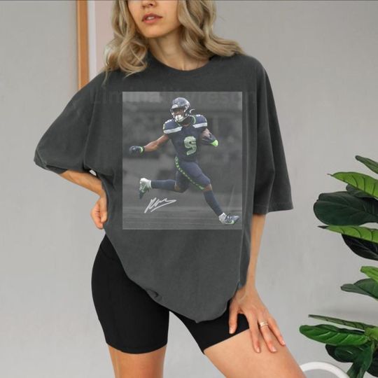 Discover Vintage Kenneth Walker III Football Comfort Colors Shirt