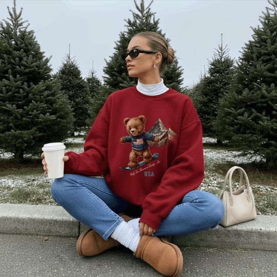 Discover American Snowboarding Teddy Bear Italy 2026 Unisex SweatshirtVintage USA Winter Sports Gender Neutral Crewneck SweaterGift for Snowboarder