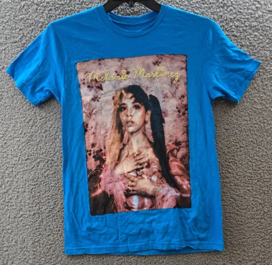 Discover Melanie Martinez Portrait T-Shirt Men's Blue Round Neck Short Sleeves Pullover