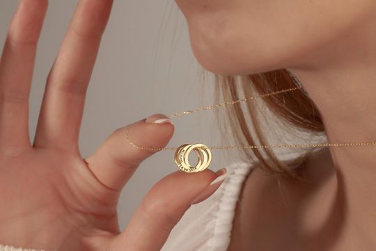 Discover Personalized Interlocking Circle Necklace with Names, Dates, and Roman Numerals