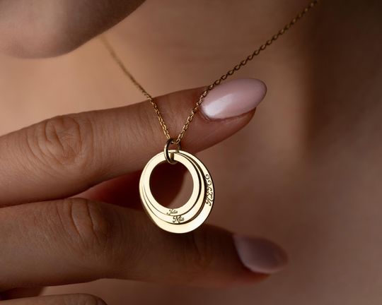 Personalized Interlocking Circle Name Necklace for Mom and Her