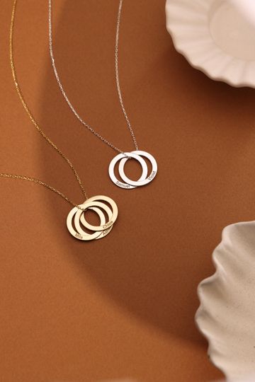 Personalized Interlocking Rings Necklace with Family Name Circle Pendant for Mom