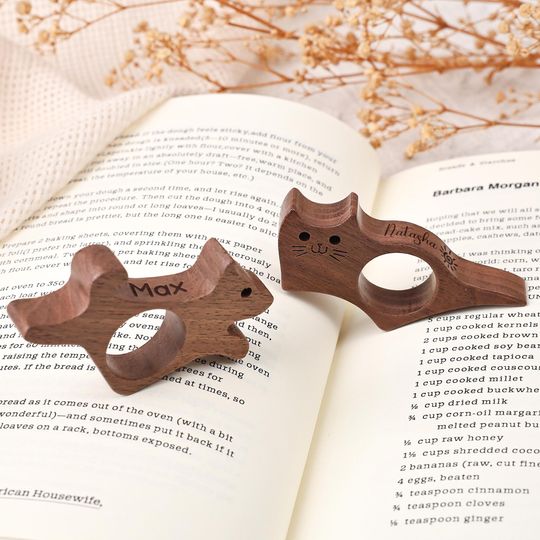 Discover Custom Wooden Thumb Book Page Holder, Dog & Cat Design, Engraved Gift for Book Lovers, Ideal for Birthdays and Christmas Celebrations