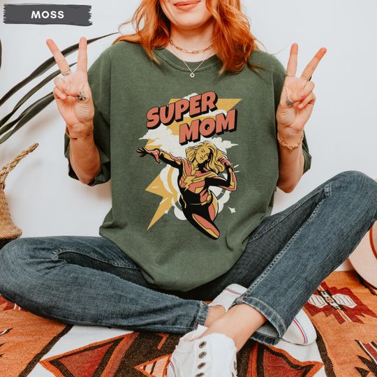 Discover COMFORT COLORS Super Mom Shirt, Cool Retro Graphic Tee for Active Mom Mothers Day Gift