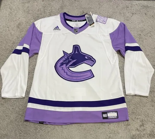 Discover Maillot Adidas Vancouver Canucks homme XL taille 54 hockey combat cancer violet neuf avec étiquette