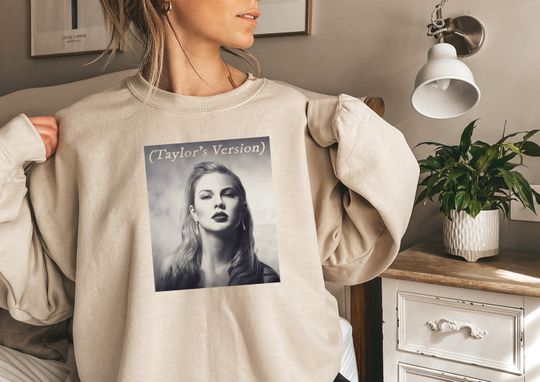 Discover Taylor Illustration Photo Sweatshirt, Taylor The Eras Tour Sweatshirt
