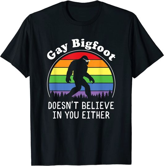 Discover Gay Pride Funny Gay Bigfoot Rainbow Sasquatch Retro Vintage T-Shirt
