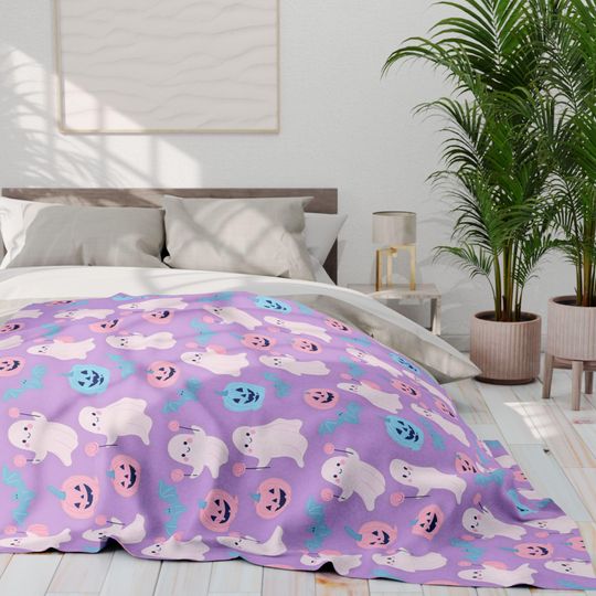 Whimsical Ghost Fleece Blanket: Halloween Decor Throw