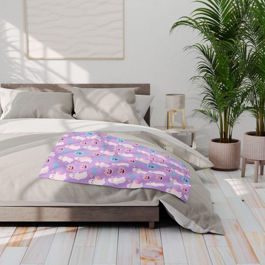 Whimsical Ghost Fleece Blanket: Halloween Decor Throw