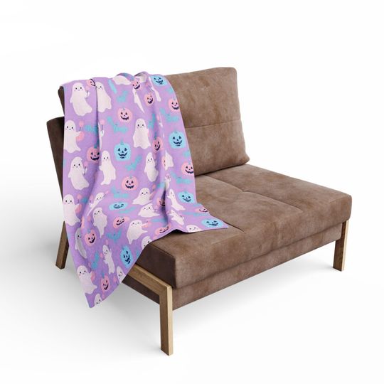 Whimsical Ghost Fleece Blanket: Halloween Decor Throw