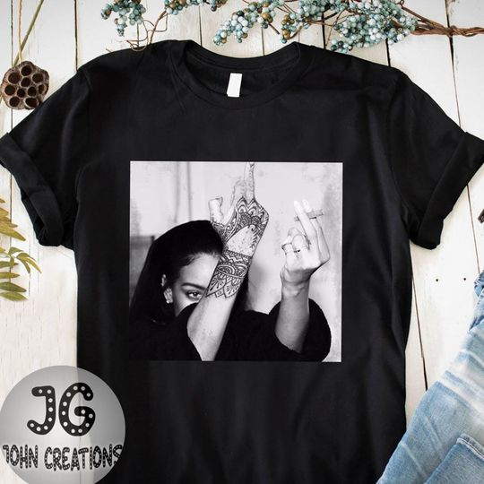 Rihanna Middle Finger T-shirt, Rihanna T shirt, Bootleg Rap Tee