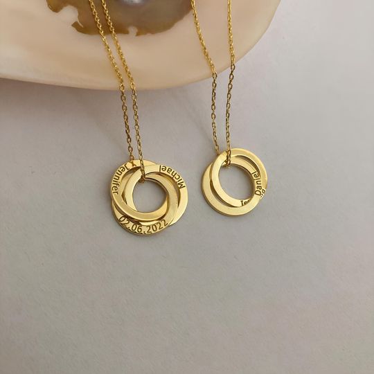 Personalized Interlocking Circle Necklace: Family Name Ring