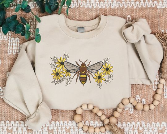 Embroidered Bumble Bee Sweatshirt, Flower Design Bee Aesthetic Embroidery Crewneck Jumper