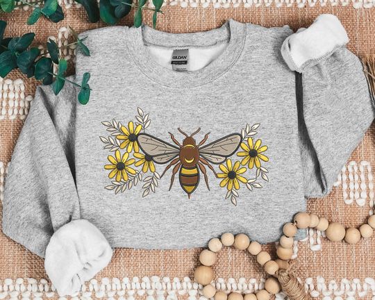 Embroidered Bumble Bee Sweatshirt, Flower Design Bee Aesthetic Embroidery Crewneck Jumper