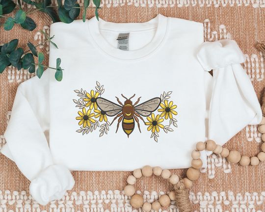 Embroidered Bumble Bee Sweatshirt, Flower Design Bee Aesthetic Embroidery Crewneck Jumper