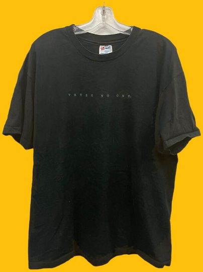 The X Files "Trust no one" tee