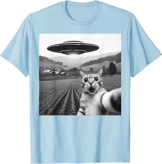 Discover Funny Design Cat Selfie With An Alien UFO Theme T-Shirt