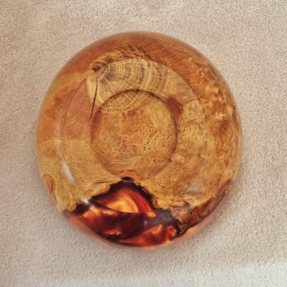 Oak wood and resin bowl