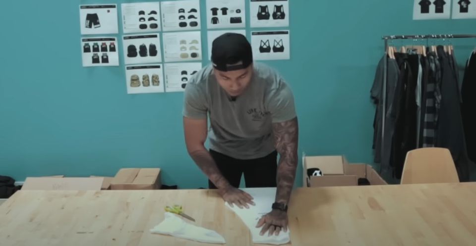 Keep the edges of shirt flat