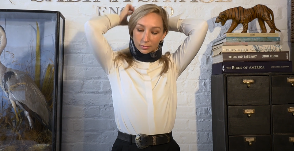 Placing the scarf around neck