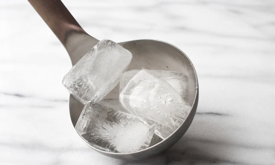 Using ice cubes to unwrinkle your shirt
