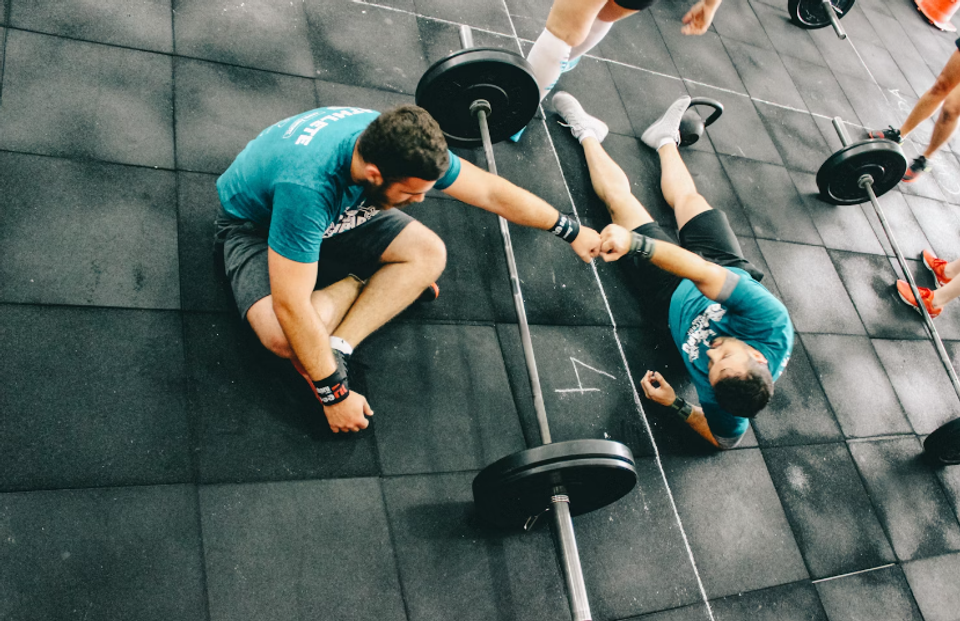 Men wearing t-shirts in the gym - Are cotton t-shirts good for workout?