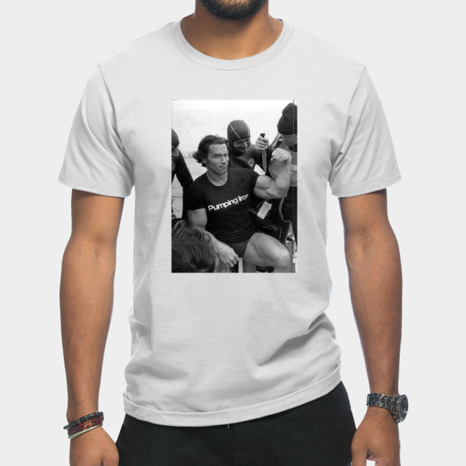 Arnold vs. Knife - Arnold Schwarzenegger - T-Shirt
