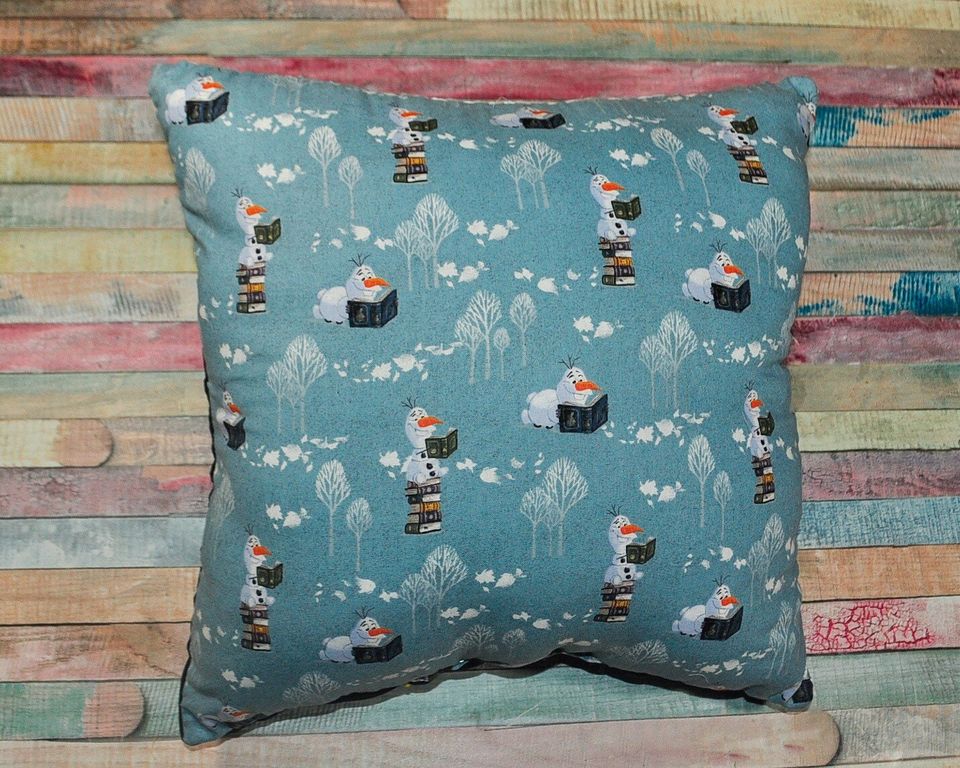 Nerdipillows Reading Snowman Pocket Pillow
