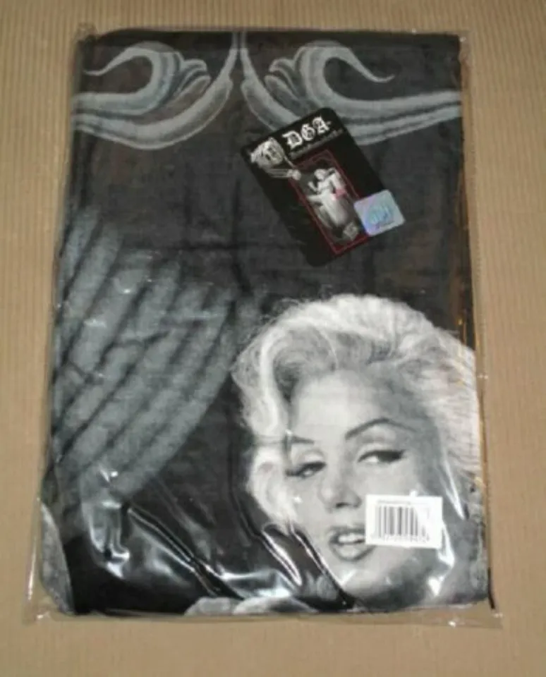 DGA Marilyn Monroe Sitting Pretty Beach Towel