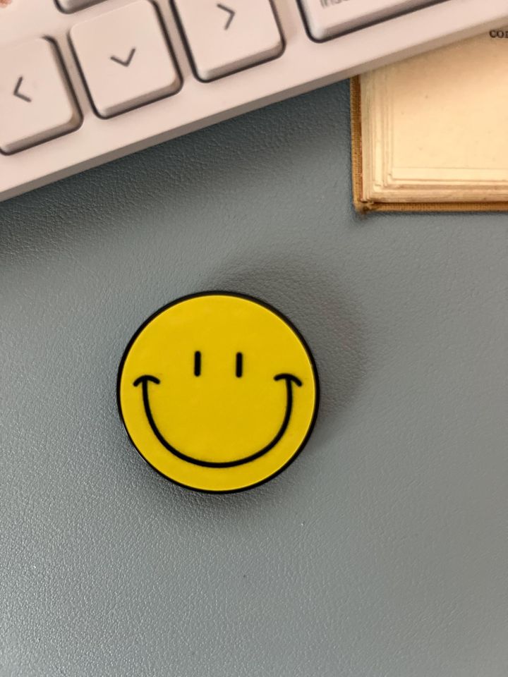 Cute Smiley Face Circle Phone Grip Universal Smartphone Stand & Mount