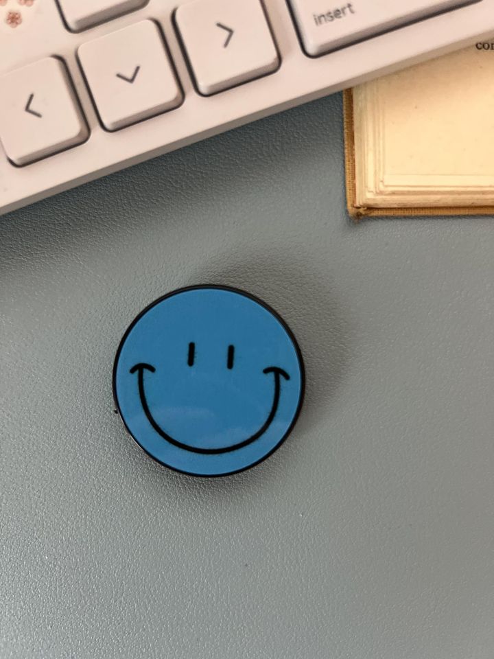 Cute Smiley Face Circle Phone Grip Universal Smartphone Stand & Mount