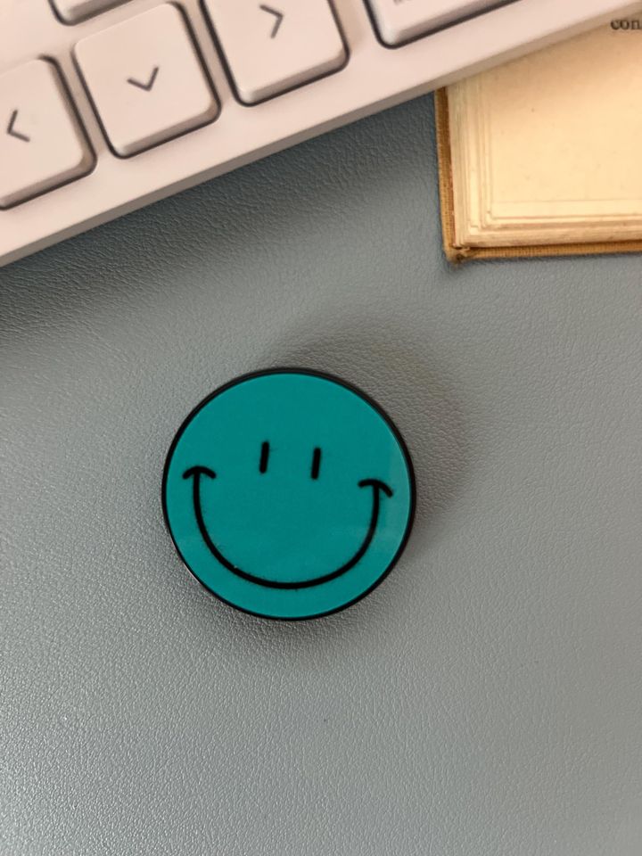 Cute Smiley Face Circle Phone Grip Universal Smartphone Stand & Mount