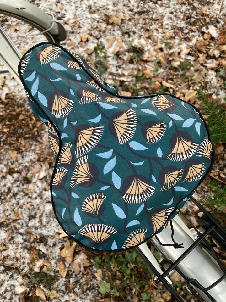 Water-repellent saddle cover
