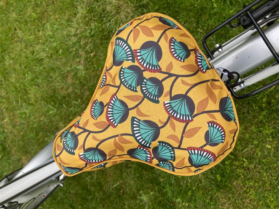 Water-repellent saddle cover