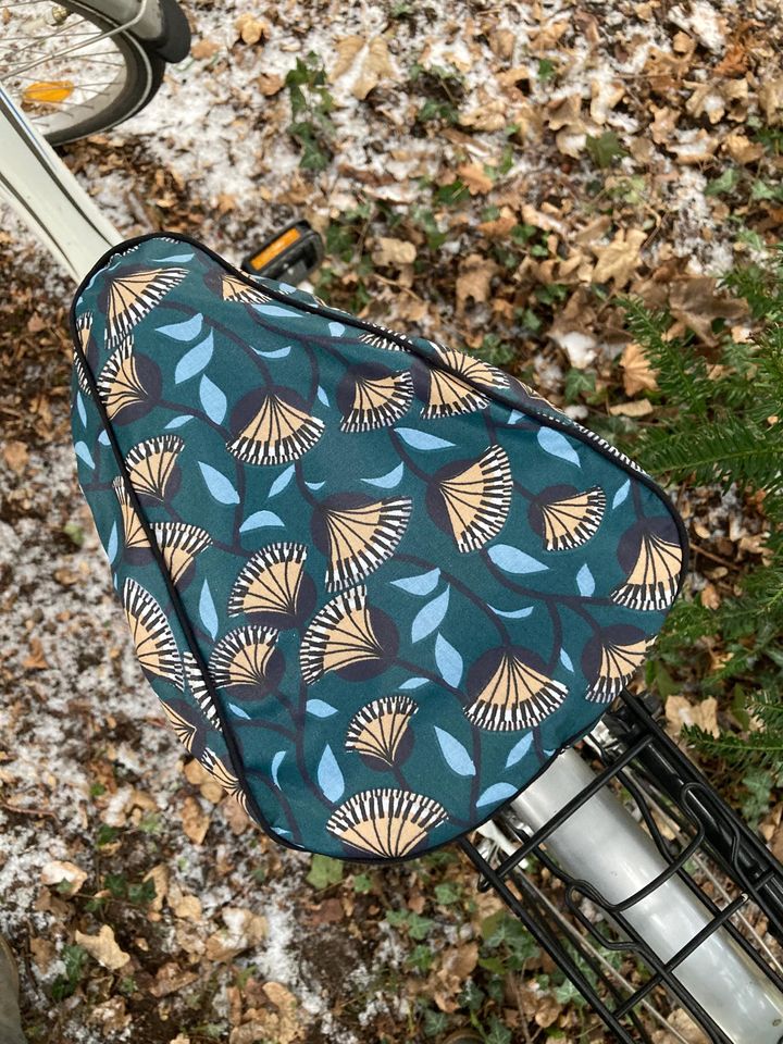 Water-repellent saddle cover