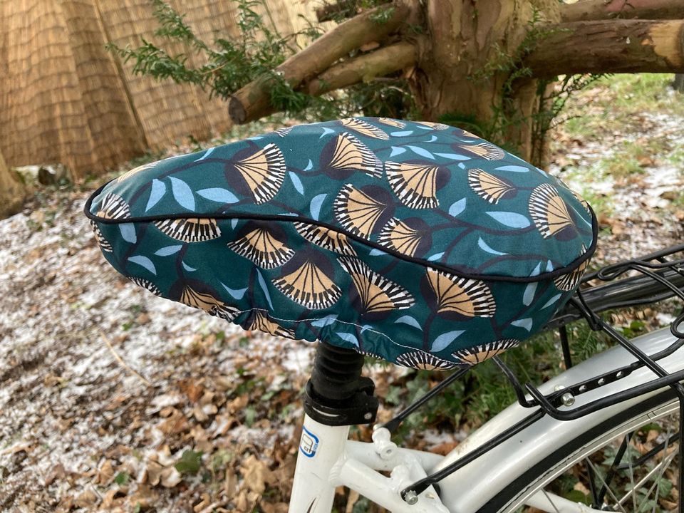 Water-repellent saddle cover