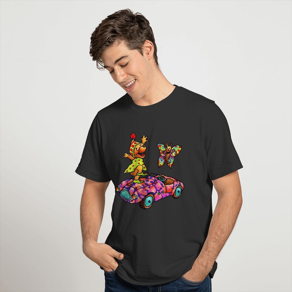 Bear is dancing with a butterfly. T-shirt