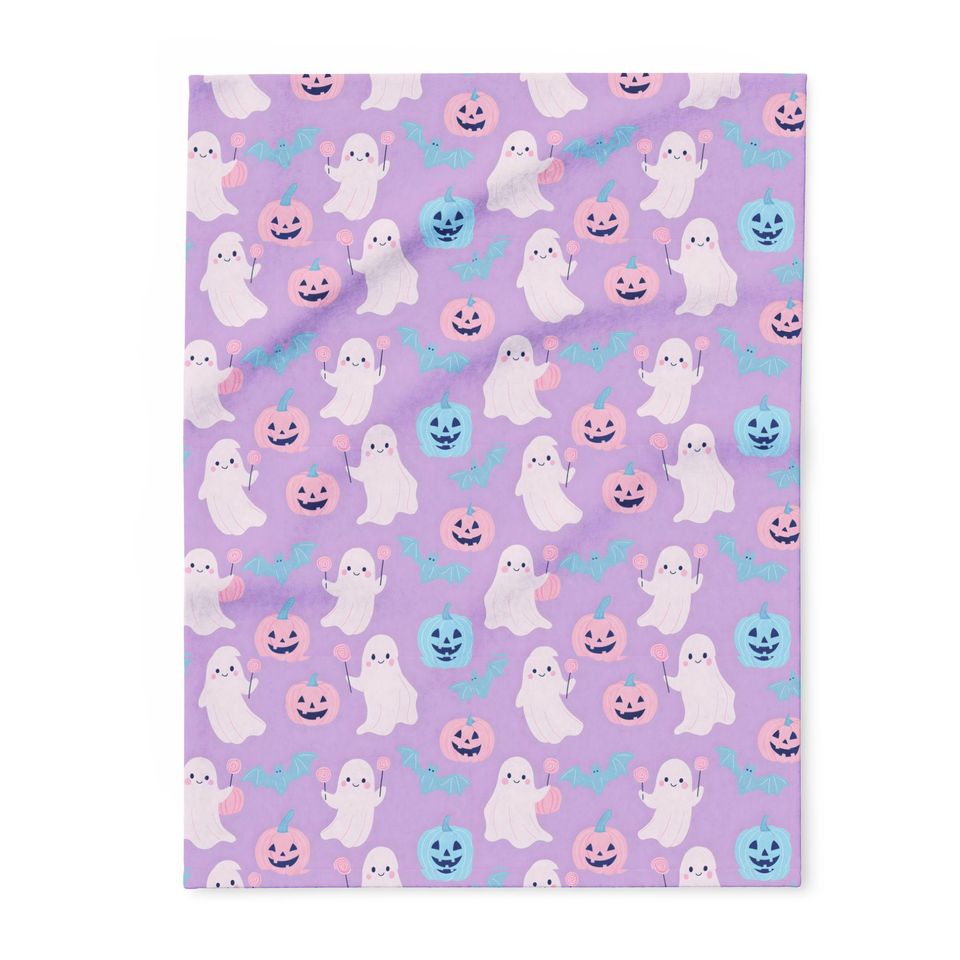 Whimsical Ghost Fleece Blanket: Halloween Decor Throw